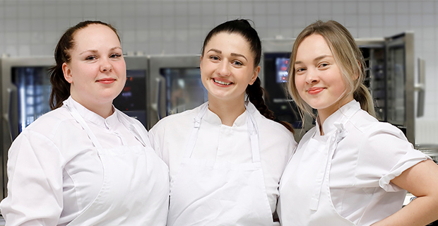 Tre kvinnliga kocktalanger rekryteras som elever i Svenska Kocklandslaget